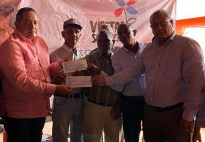 AZUA: Gobierno entrega 31 millones a productores agrícolas