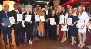 Cónsul Carlos Castillo agasaja y entrega bono navideño a personal