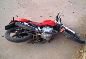 SANTIAGO: Dos jóvenes mueren en choque entre autobús y motocicleta