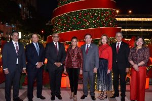Banco Central enciende árbol Navidad