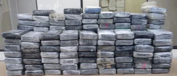 BANI: Autoridades incautan 162,3 kilos cocaína en playa Los Muertos imagen