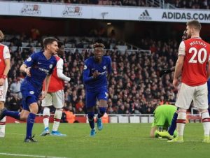 Chelsea vence al Arsenal con remontada en minutos finales