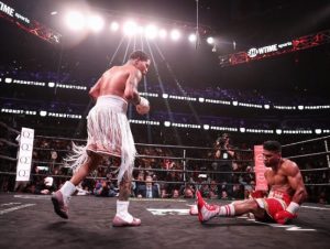 Davis noquea a Gamboa y conquista título Ligero de boxeo