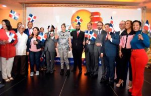 Turismo y aeropuerto Cibao premian viajero del año y dominicano ausente