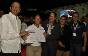 MINERD entrega 360 tabletas a estudiantes secundaria de Santiago
