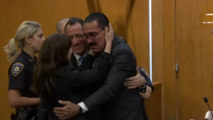 Liberan hispano tras 30 años preso por un asesinato que no cometió