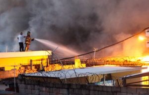 Incendio devora empresa bombas y tratamiento de agua en Cristo Rey