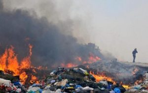 JARABACOA: Alcaldía dice enfrenta con firmeza incendio en vertedero