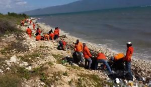 BARAHONA: Brigada Obras Públicas interviene de urgencia Bahía de Neiba