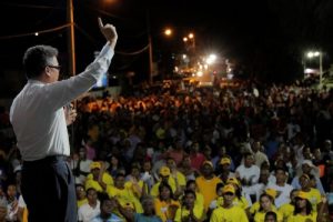 Aspirante presidencial Carlos Peña presenta su programa de gobierno