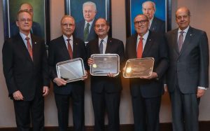 Presidentes Grupo Popular celebran cóctel navideño; reconoce ejecutivos