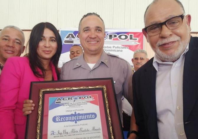 BONAO: Cronistas policiales reconocen director PN y empresario César Cerda imagen