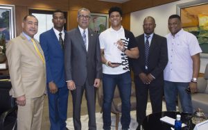 Banreservas reconoce a la estrella del beisbol Juan Soto