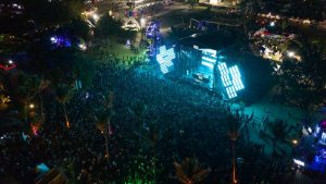 Playa Juanillo vibró con el espectáculo The Paradise Music