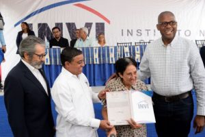 SDE: INVI entrega más de 600 títulos de propiedad en Invivienda