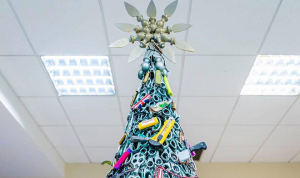 Arman árbol navideño con artículos confiscan a pasajeros en aeropuerto