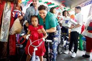 Vicepresidenta celebra Navidad junto a 700 niños de la calle Vicepresidenta celebra Navidad junto a 700 niños de la calle