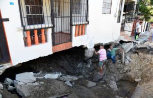 Indemnizarán familias afectadas por fuga de agua en sector Bella Vista