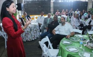 Yeni Berenice destaca importancia médicos informen a sus pacientes