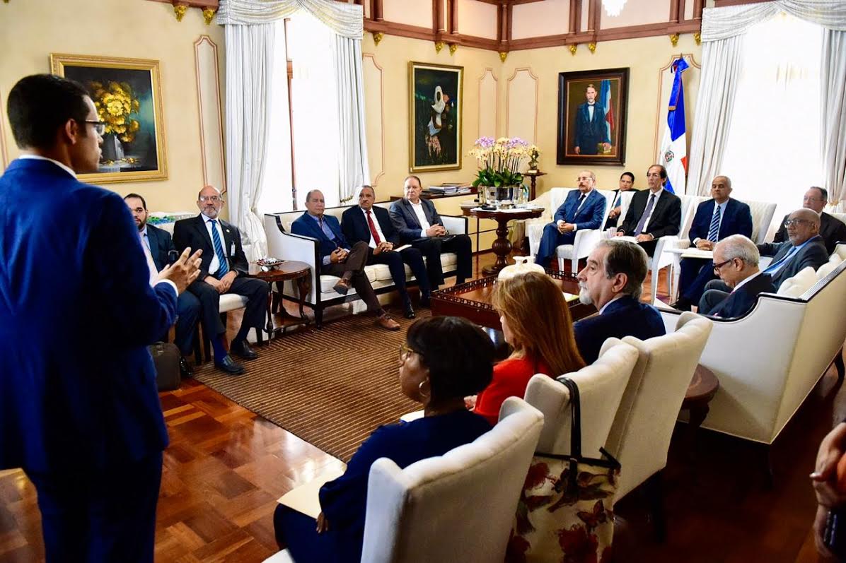 Medina discute con funcionarios y expertos gobernanza sector agua imagen