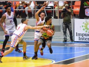 Greg Foster guía Cupes a dramática victoria en el basquet de Santiago