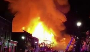 NUEVA JERSEY: Fuego arrasa edificios y obliga a evacuar personas