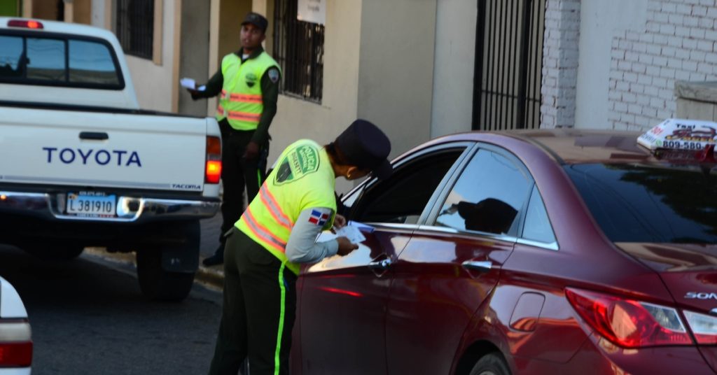 Agentes de la Digesett confiscan vehículos transitan sin marbetes imagen