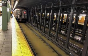 Tubería rota causa inundaciones en calles y en el metro de Nueva York
