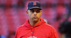 MLB cree que Alex Cora es el artífice principal robo de señas