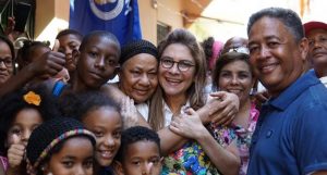 Carolina Mejía recorre barrios del Distrito Nacional; hace promesas