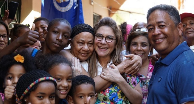 Carolina Mejía recorre barrios del Distrito Nacional; hace promesas imagen