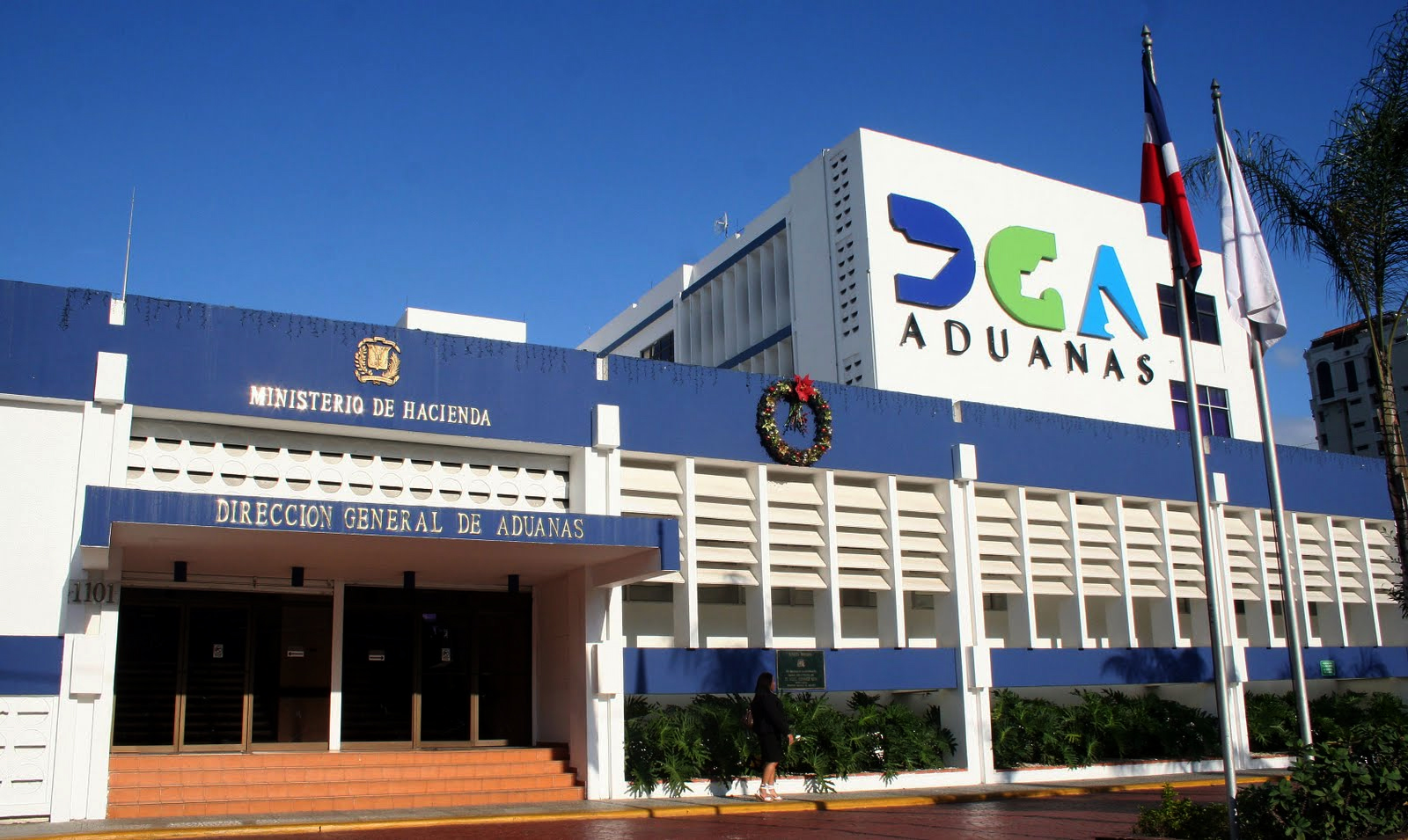 Aduana dominicana continúa labores ante situación climática imagen