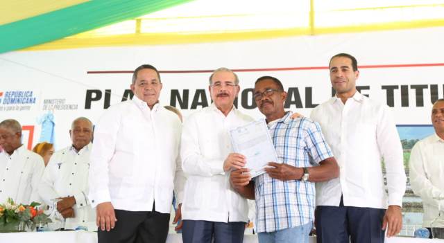 BARAHONA: Medina entrega 1,744 títulos definitivos a parceleros imagen