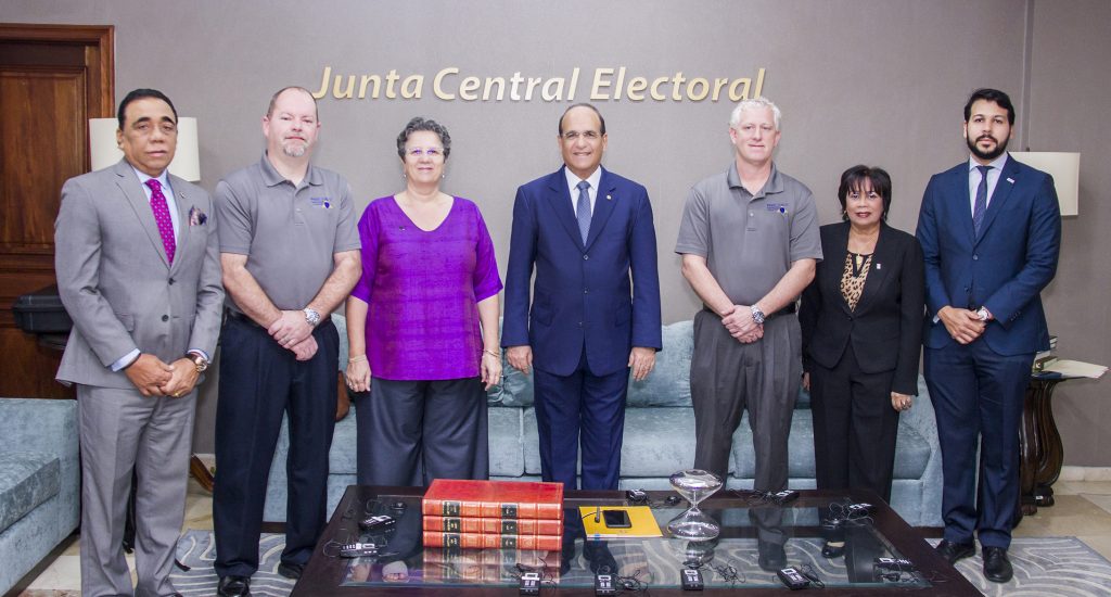 Los partidos políticos se reúnen con la IFES en la Junta Central Electoral imagen