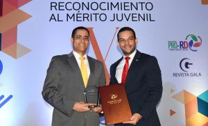 Ministro Economía recibe premio al Mérito Juvenil, renglón Joven del Año