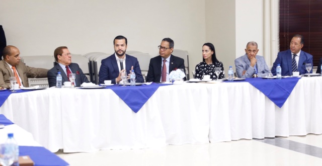 Rafael Paz se reúne con 50 concilios cristianos y se compromete con la vida y la familia imagen