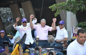 Gonzalo y Abel Martínez encabezan multitudinaria marcha-caravana