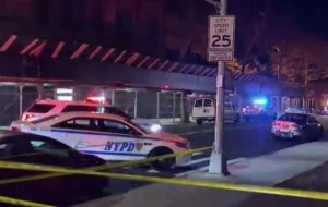 Pelea entre padres de estudiantes termina con dos apuñalados