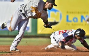 Águilas remontan y derrotan a los Leones; Toros vencen al Licey