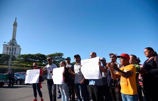 Vendedores alrededores del Monumento marchan contra desalojo imagen