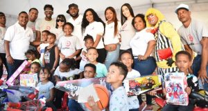 Pelotero Marcell Ozuna entrega juguetes a unos 3,500 niños