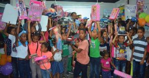 DAJABON: Salvador Holguín entrega juguetes a miles de niños