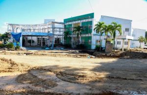 Reconstrucción de parqueo afecta emergencia hospital Arturo Grullón