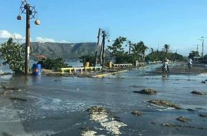 MONTECRISTI: Fuertes oleajes afectan vía acceso a Costa Verde