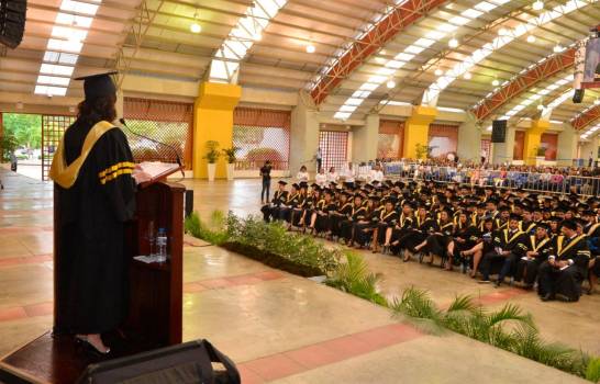 PUCMM inviste 661 profesionales en su centésima primera graduación imagen