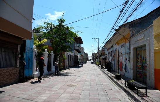 Concejo Municipal extiende paso peatonal en la calle Benito Monción imagen