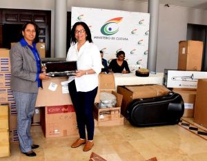 Entregan instrumentos musicales a escuelas y grupos artísticos