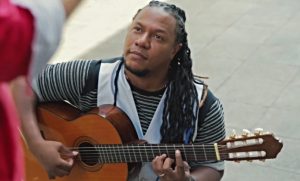 Alex Mala Junta fusiona cumbia, rock y reggae para hacer merengue