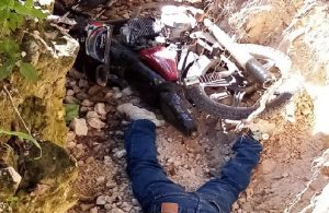 BARAHONA: Un motociclista es encontrado muerto en una cuneta