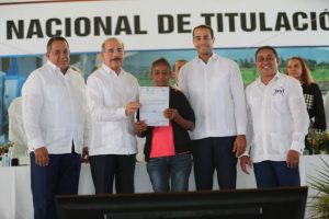 MONTECRISTI: Danilo entrega 1,911 títulos definitivos parcelas y solares